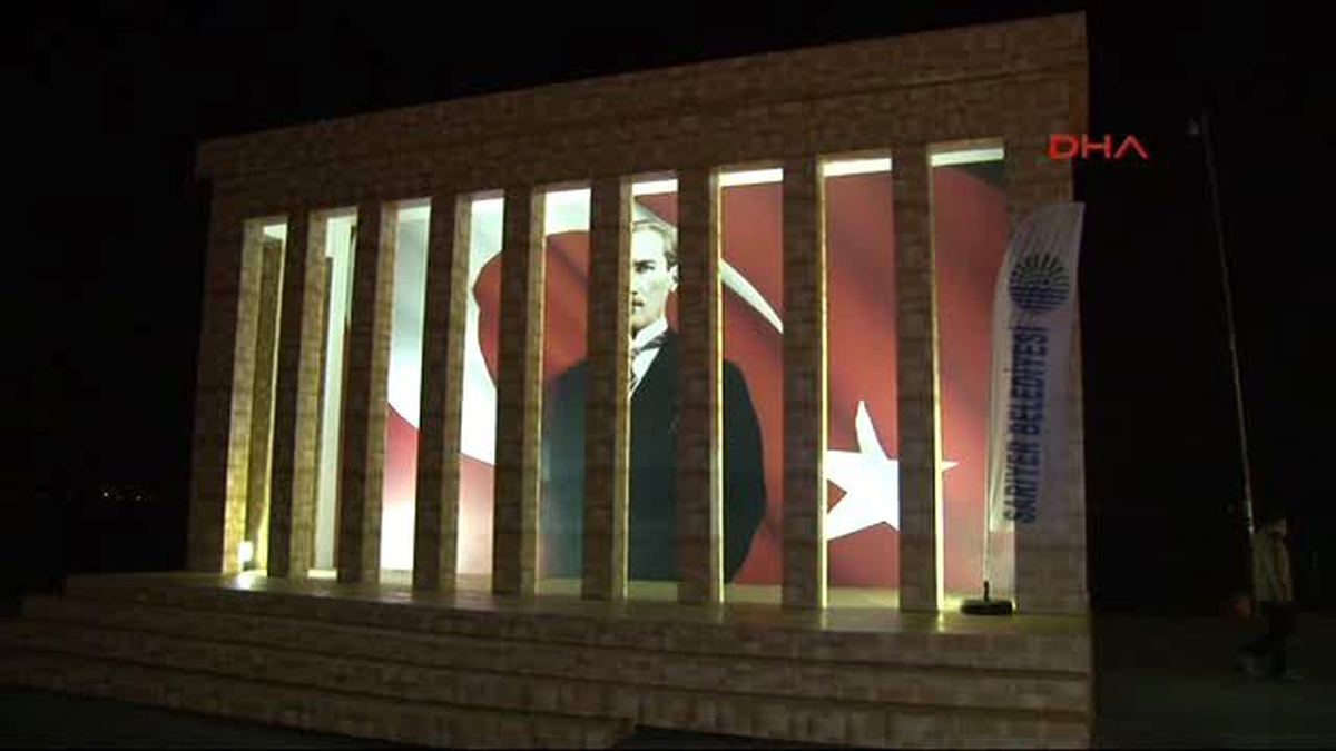 Sarıyer\'de Kurulan Anıtkabir Maketi Ziyaretçi Akınına Uğruyor