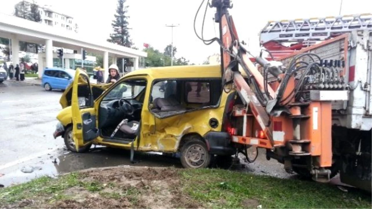 Ünye\'de Hastane Önünde Kaza: 1 Ölü, 2 Yaralı