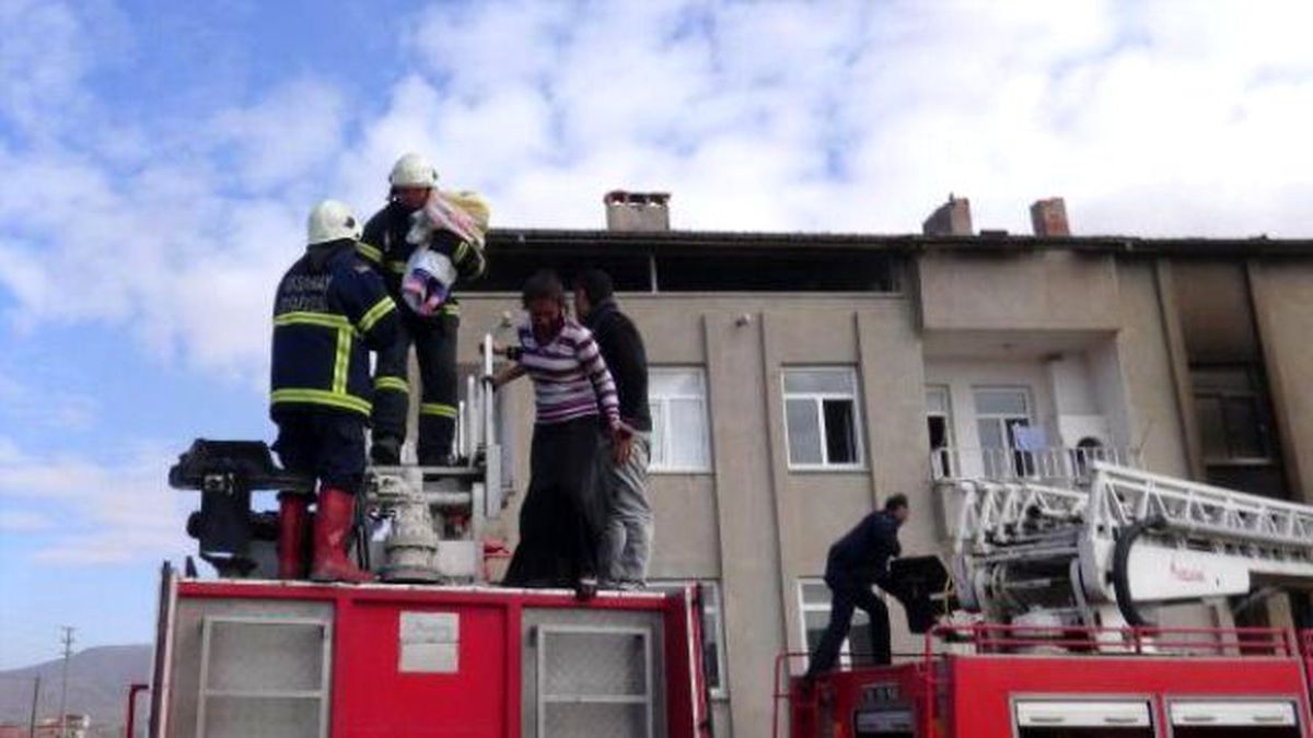 Yangında Mahsur Kalan 3'ü Çocuk 5 Kişiyi İtfaiye Kurtardı