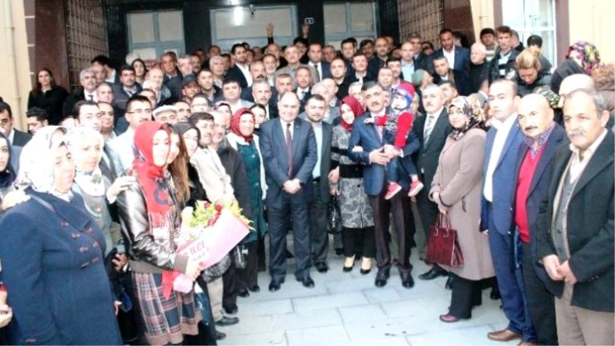 Alpaslan Kavaklıoğlu ve Erdoğan Özegen Mazbatasını Birlikte Aldı