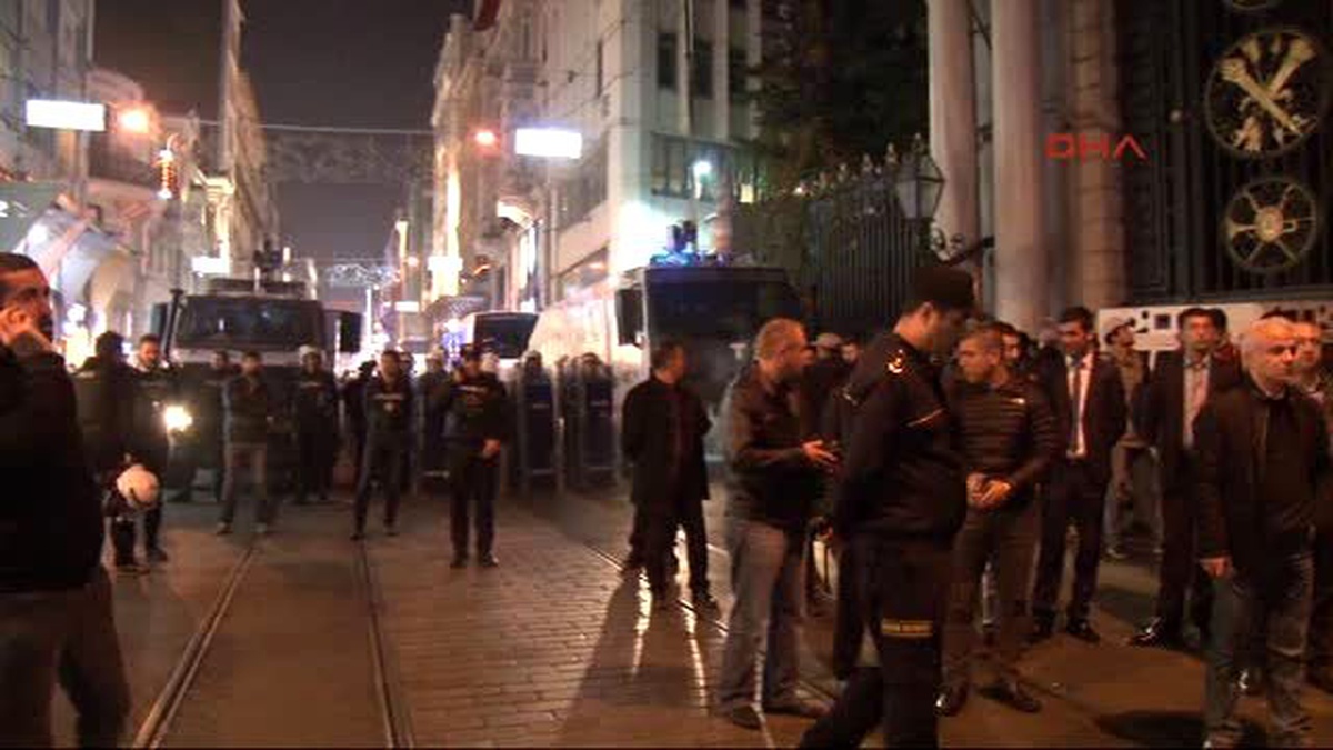 Ankara\'daki Bombalı Saldırının Kurbanları Birinci Ayında Beyoğlu\'nda Anıldı