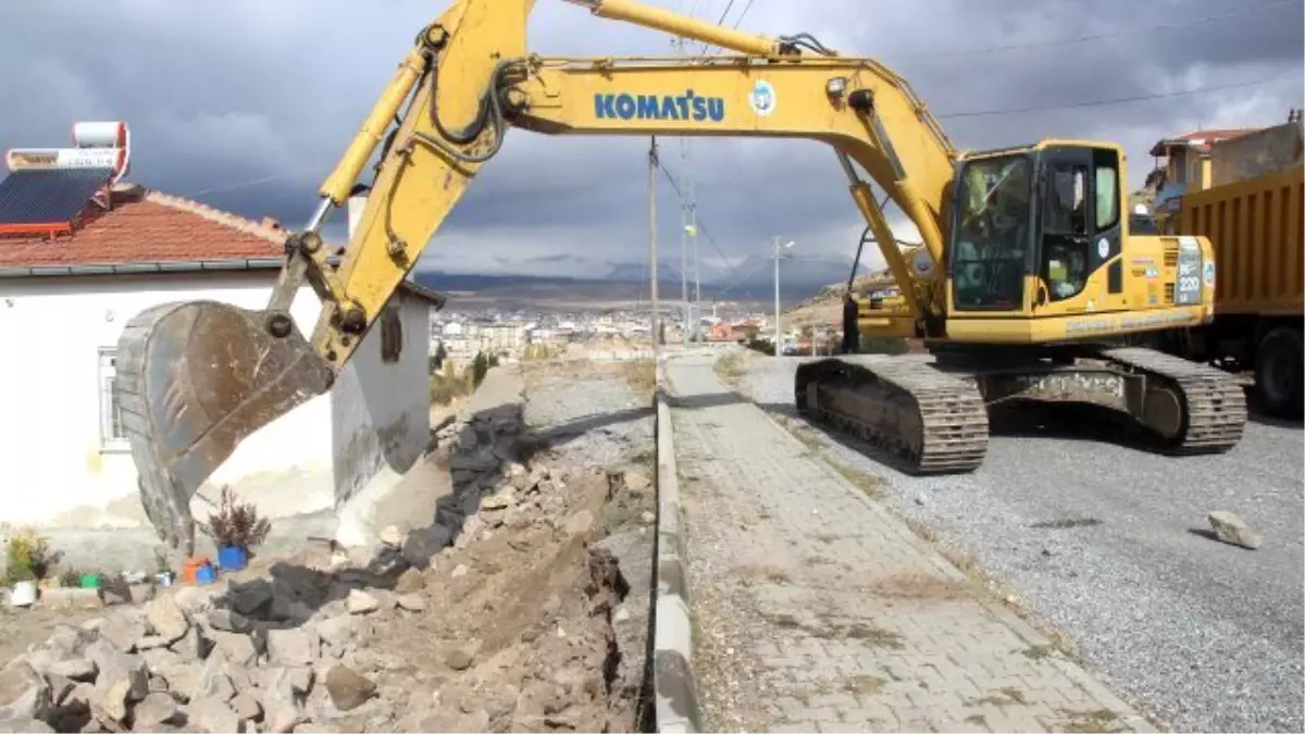 Bahçebaşı Mahalleinde İstinat Duvarı Çalışması