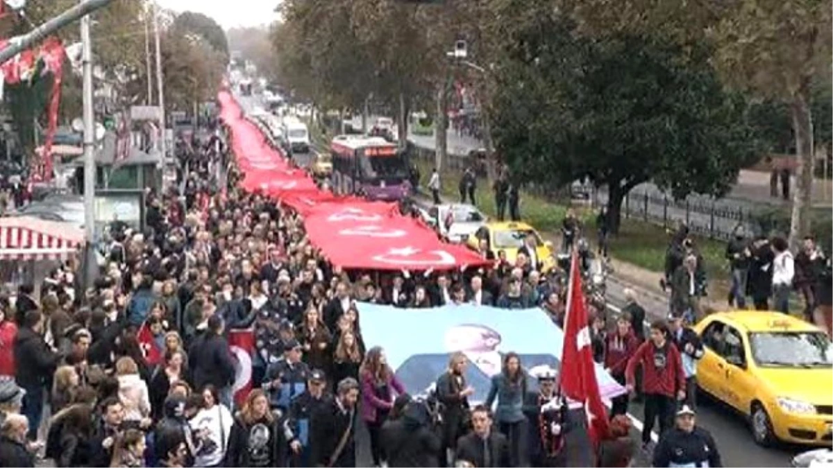 Beşiktaş\'ta Dev Türk Bayrağı ile Yürüyüş Yapıldı