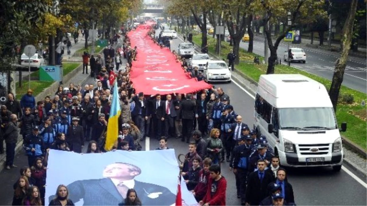 Beşiktaşlılar 1001 Metre Türk Bayrağı Açarak, Atatürk\'ü Andı