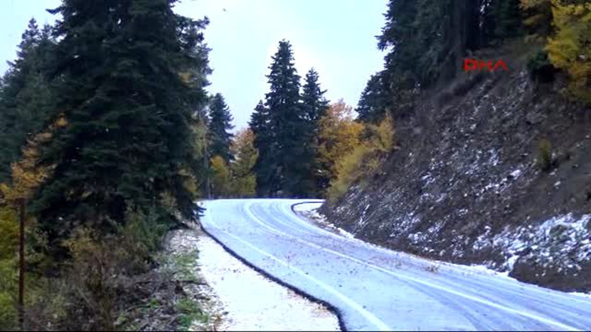 Yedigöller\'de Dolu Yağışı Yolları Beyaza Bürüdü