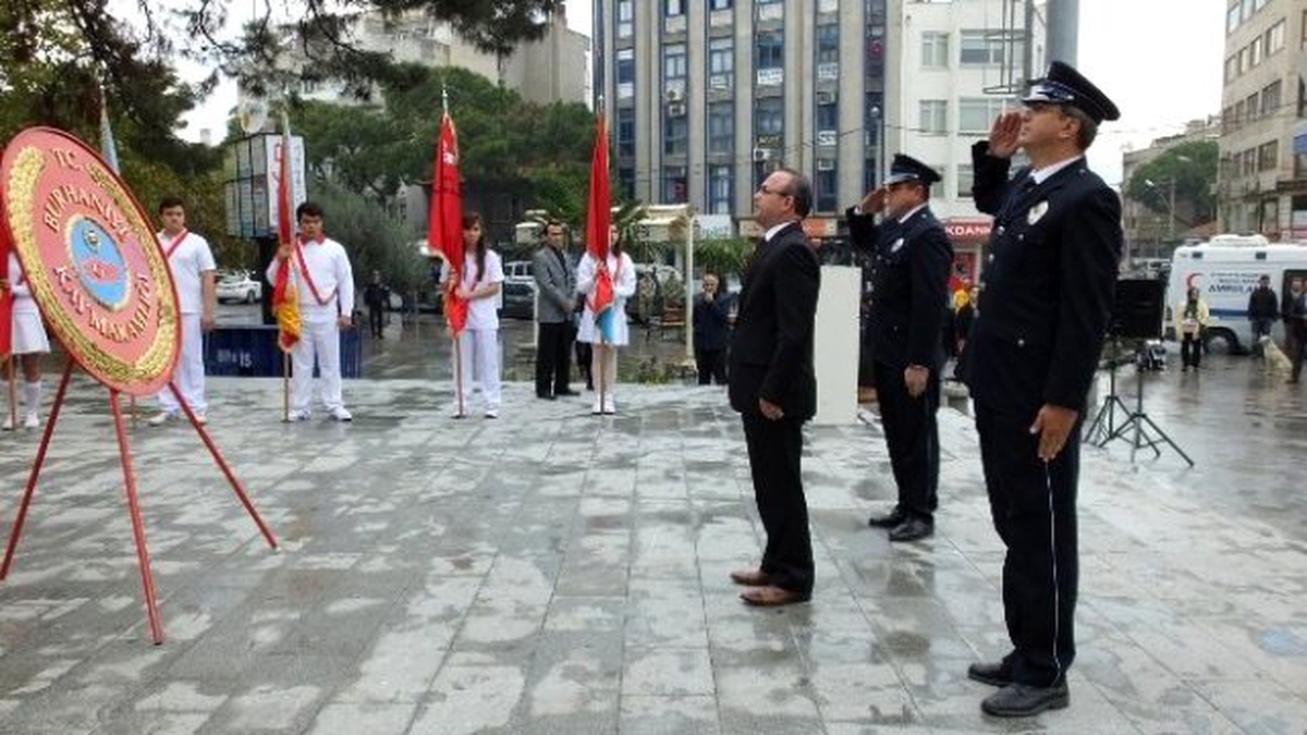 Burhaniye\'de 10 Kasım Anma Törenine Yoğun İlgi