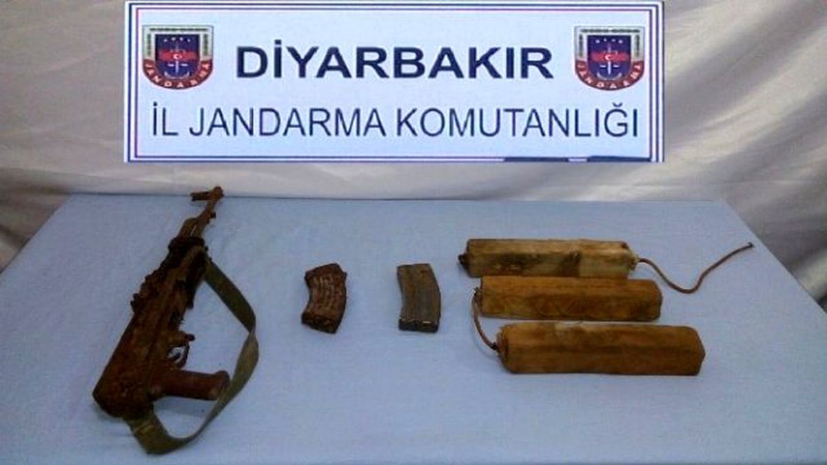 Dicle Kırsalında Teröristlere Ait Silah ve Mühimmat Bulundu