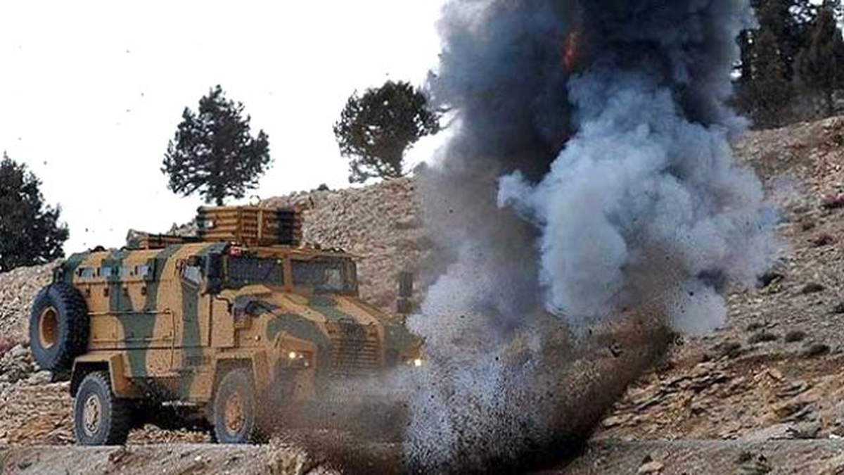Diyarbakır\'da Askeri Aracın Geçişi Sırasında Patlama