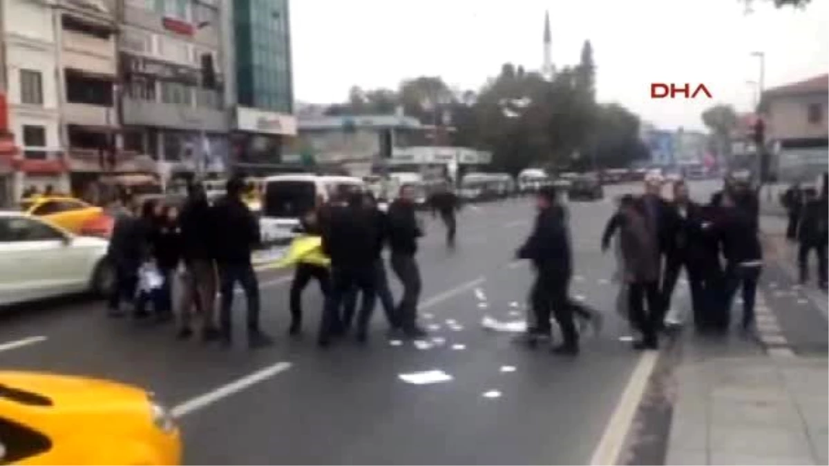 Dolmabahçe\'deki Başbakanlık Ofisi Önünde Eylem Yapan Grup Gözaltına Alındı