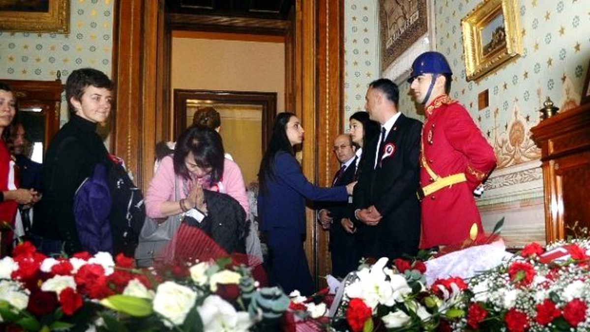 Dolmabahçe Sarayı\'na Ziyaretçi Akını