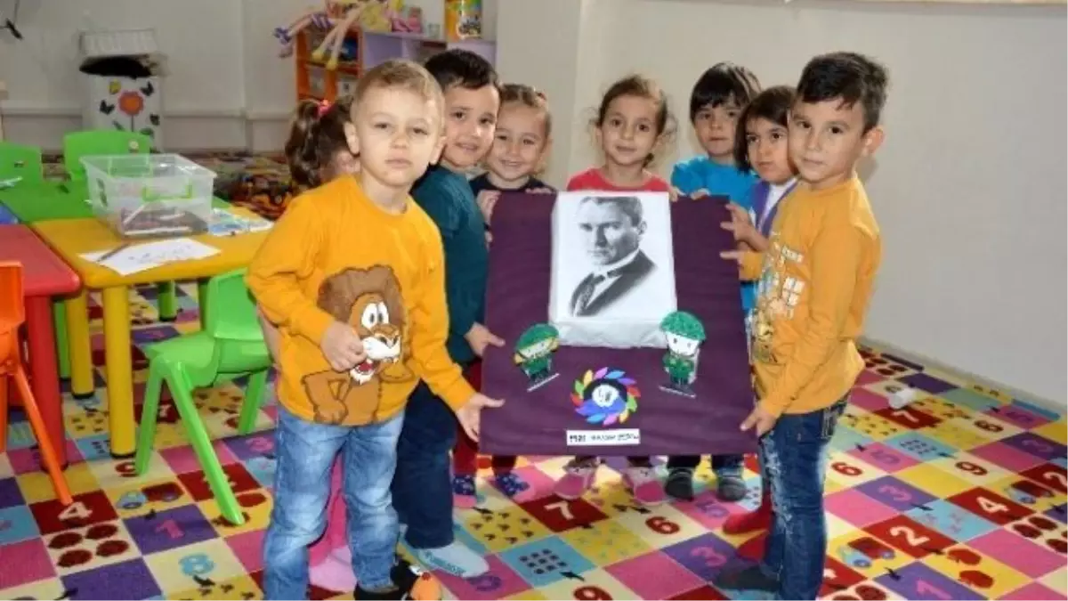 Hanımlar Lokalinde Çocuklar Atatürk\'ü Andı