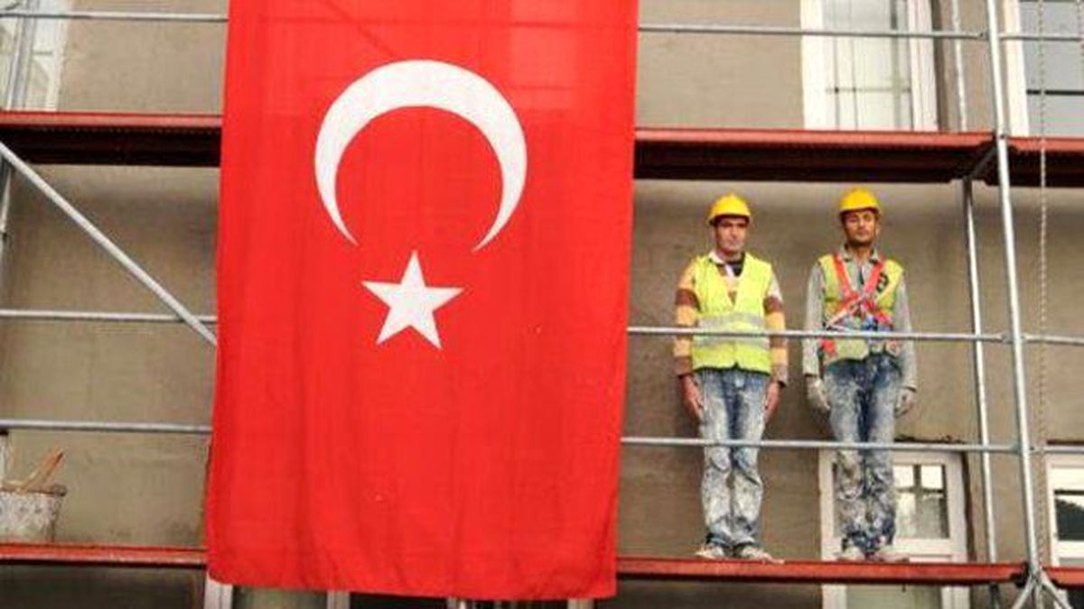 İnşaat İşçileri İskelenin Üzerinde Atatürk'ü Andı