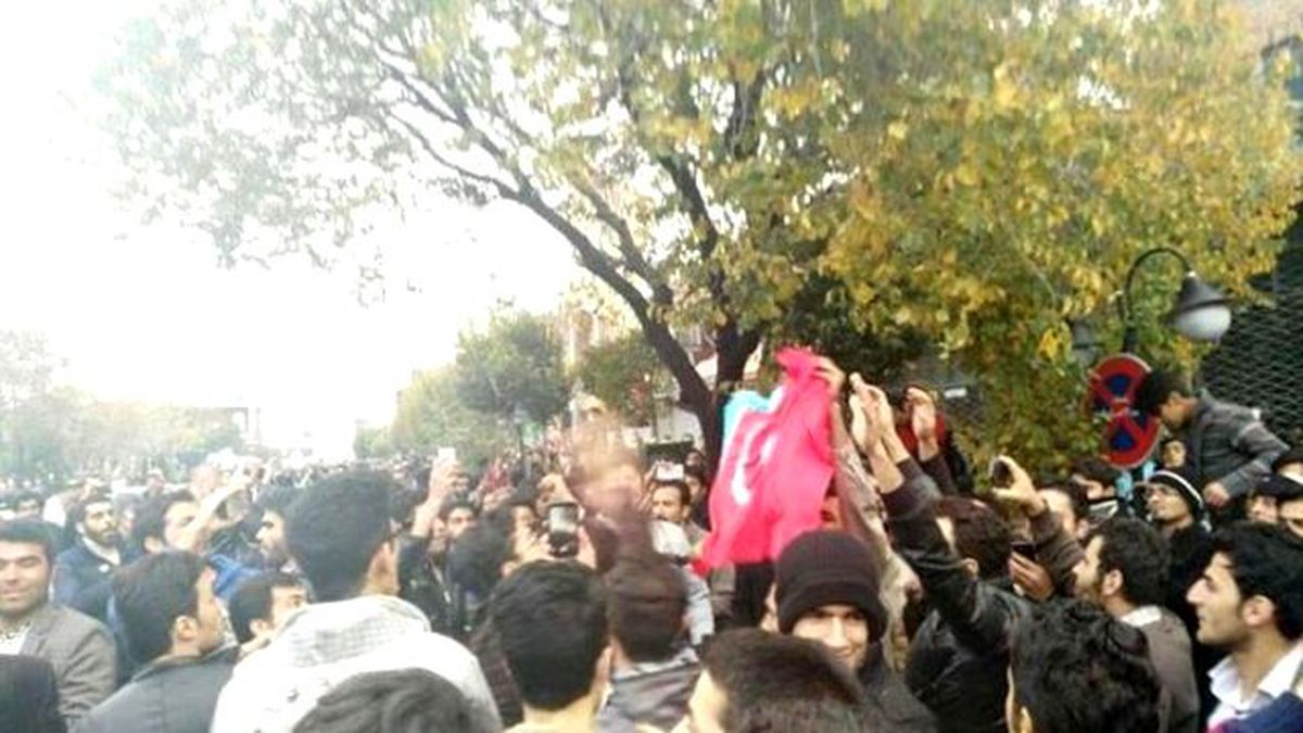 İran'da Irkçı Program Türkleri Sokağa Döktü