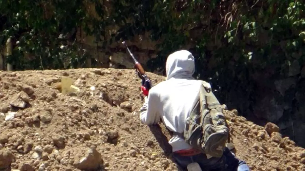 İzmir\'de 17 Kilo C4 Patlayıcı ile 10 Adet El Bombası Ele Geçirildi