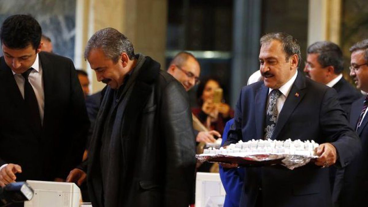 Milletvekilleri Kayıt Yaptırıyor