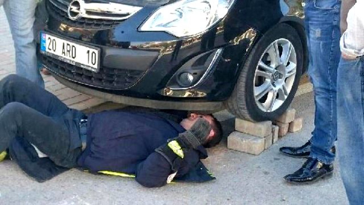 Motora Sıkışan Kediyi İtfaiye Kurtardı