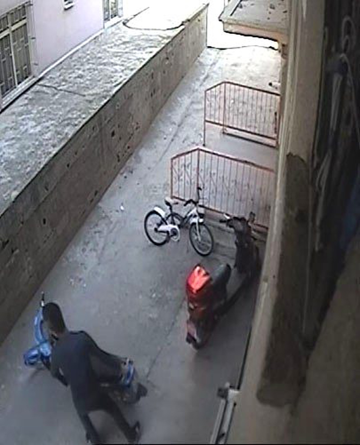 Motosiklet Hırsızı Güvenlik Kamerasında