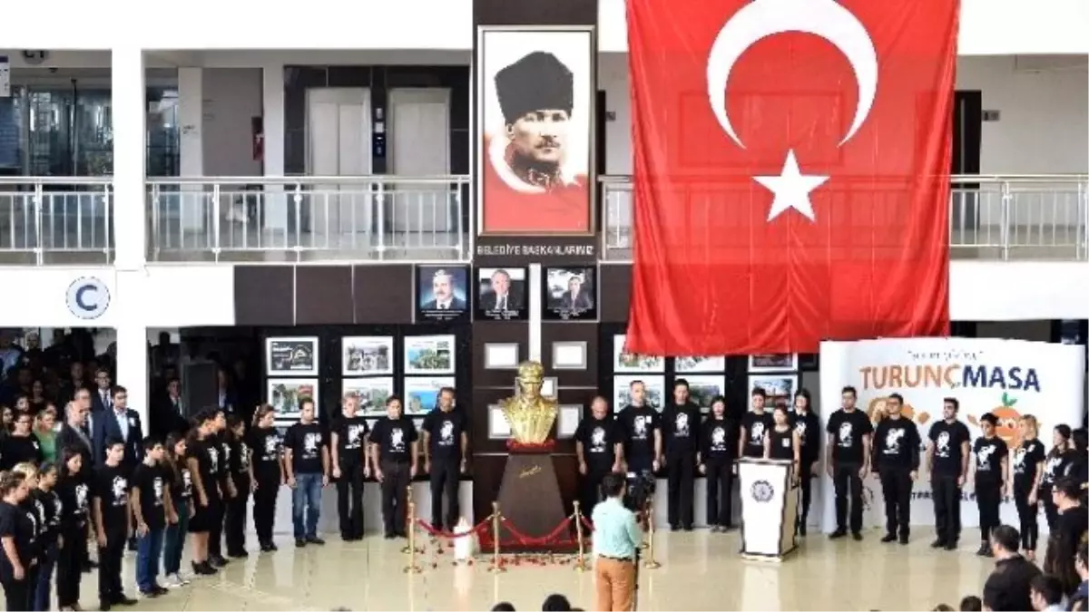 Muratpaşa Belediyesi\'nde Atatürk Tişörtlü Anma Programı