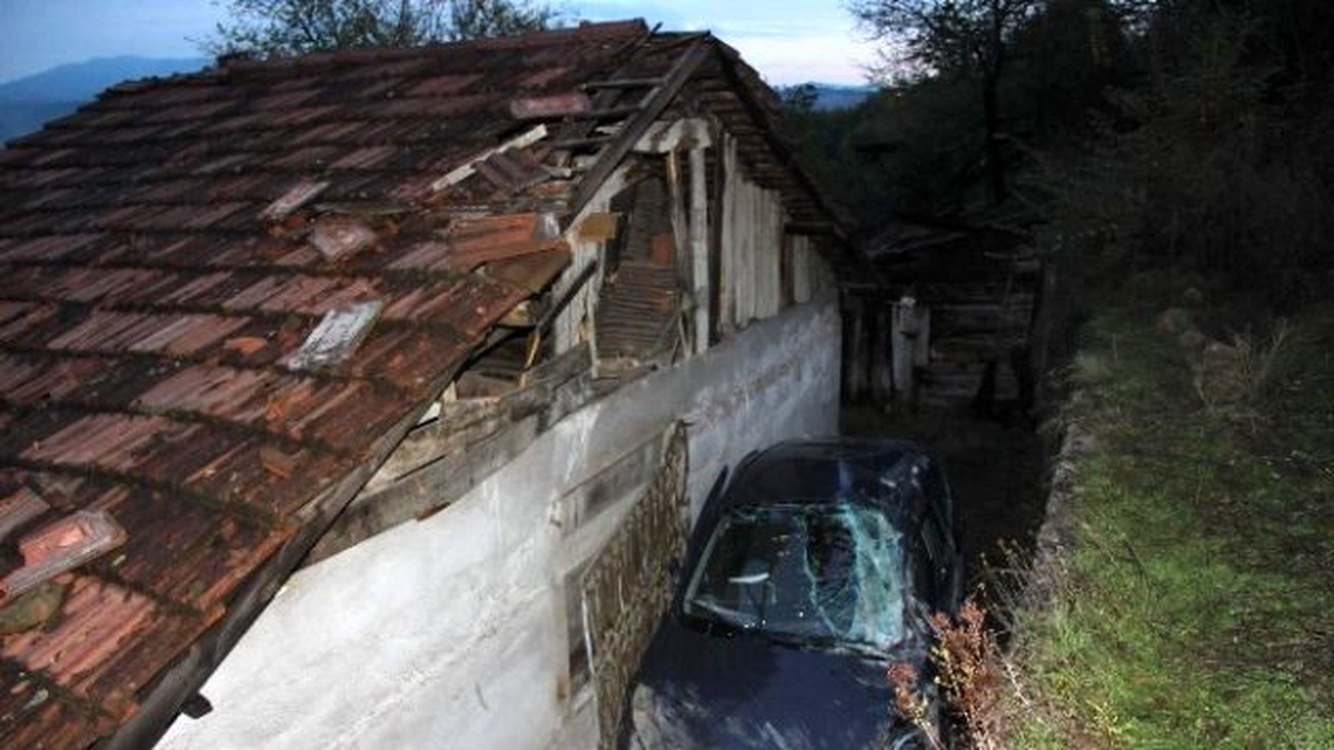 Otomobil, Ev ile Duvar Arasına Sıkıştı: 2 Yaralı