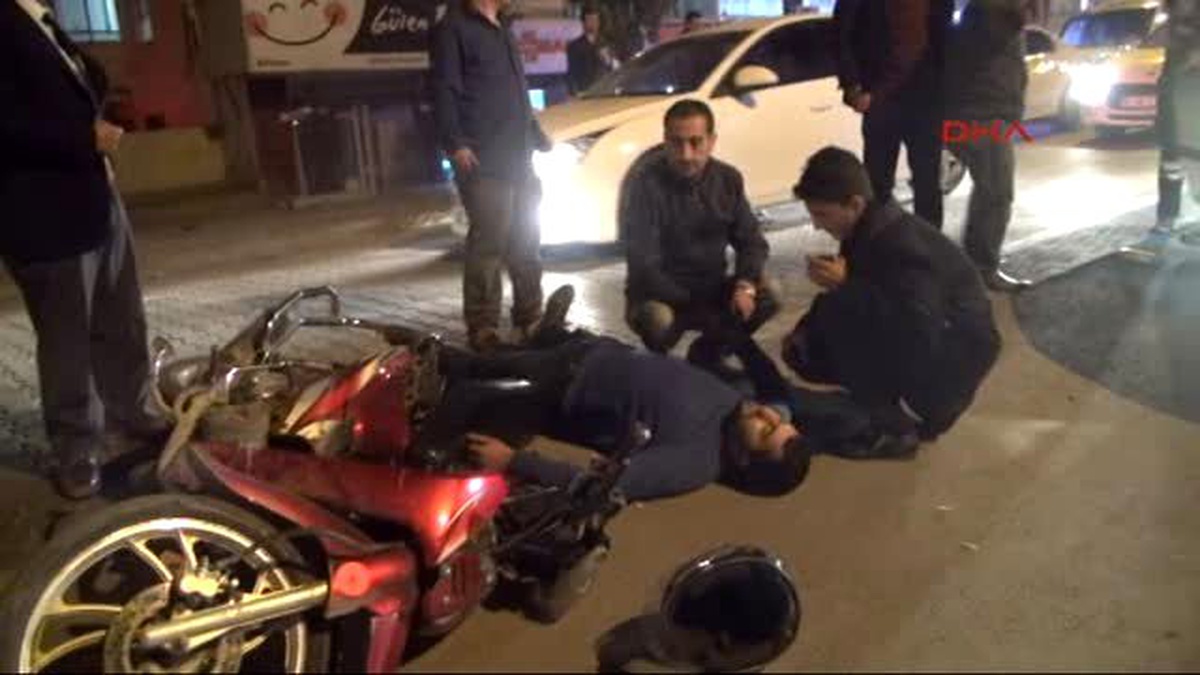 Şanlıurfa - İki Motosiklet Kafa Kafaya Çarpıştı: 3 Yaralı