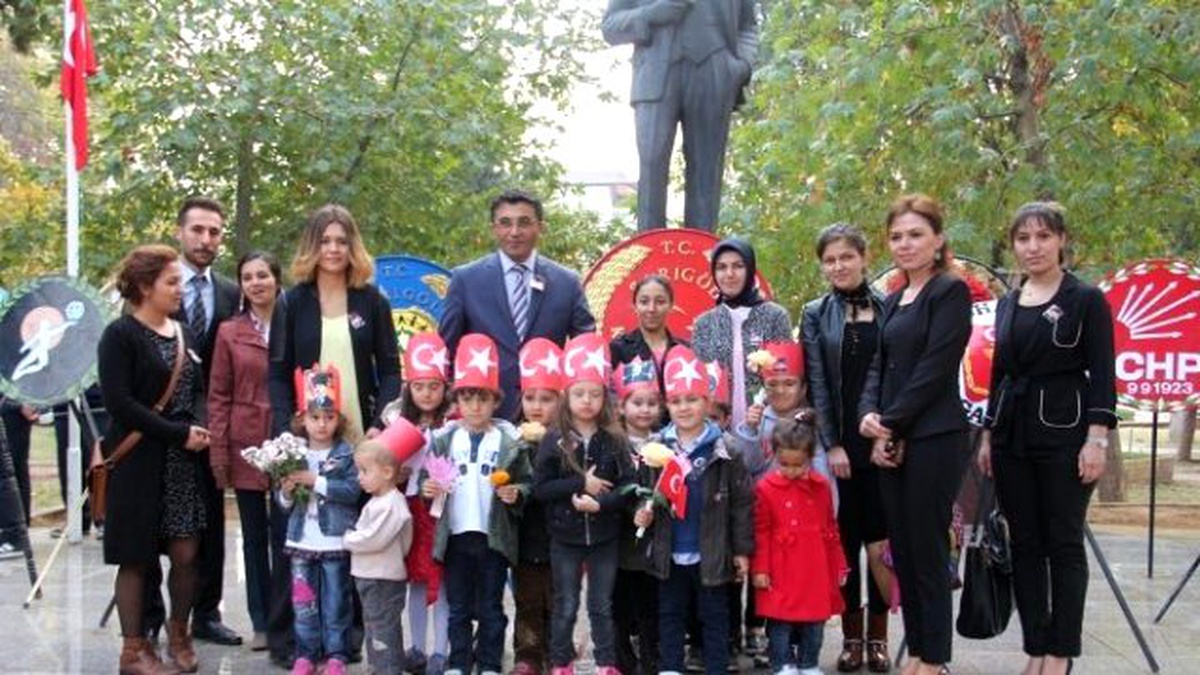 Sarıgöllü Minikler Atatürk Heykelini Çiçeklerle Donattı