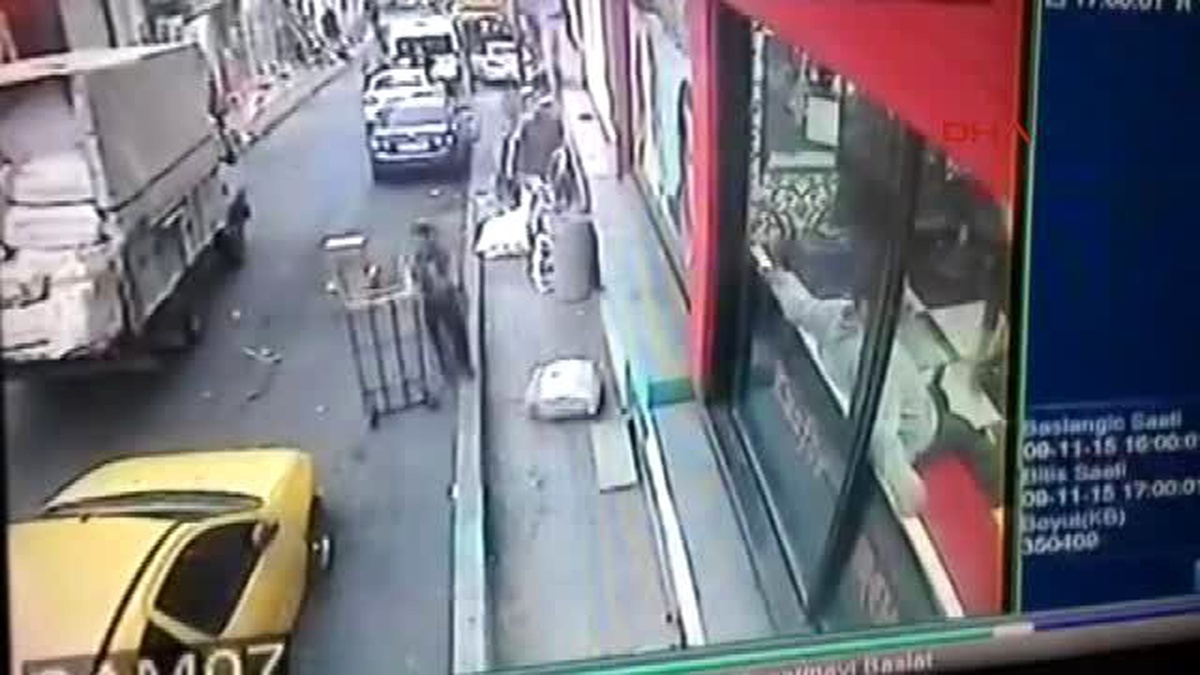 Senegalli Genci Üçüncü Kattan Aşağıya Attılar