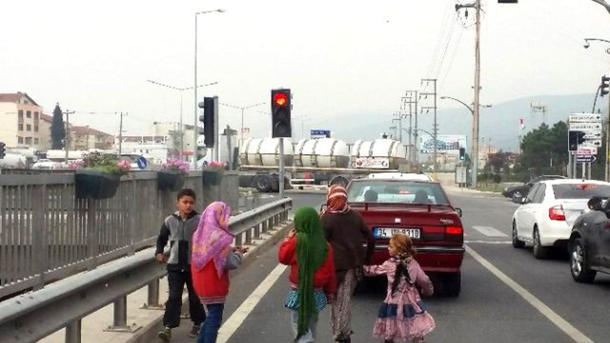 Suriyeli Çocuk Dilenciler Trafiği Tehlikeye Sokuyor