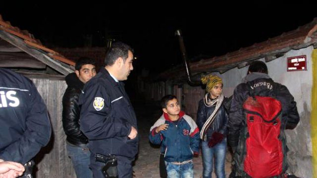 Suriyeli Sığınmacılar, Yunanistan Sınırına Yürürken Yakalandı