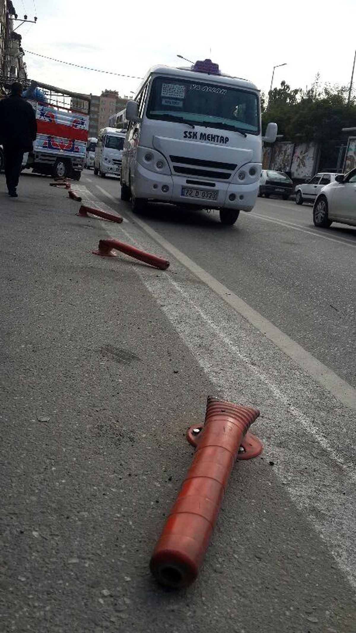 Sürücüler, Park Bariyerlerini Tahrip Etti