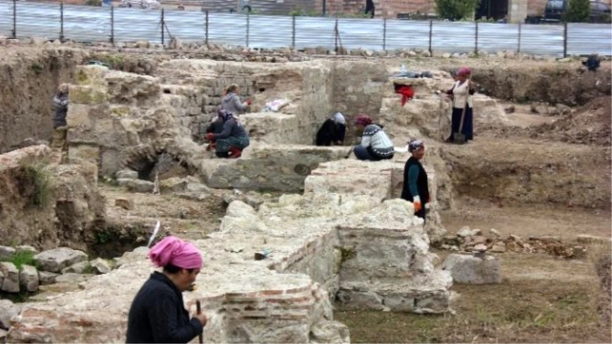 Tarihi Yemiş Kapanı Hanı Gün Yüzüne Çıkmaya Başladı