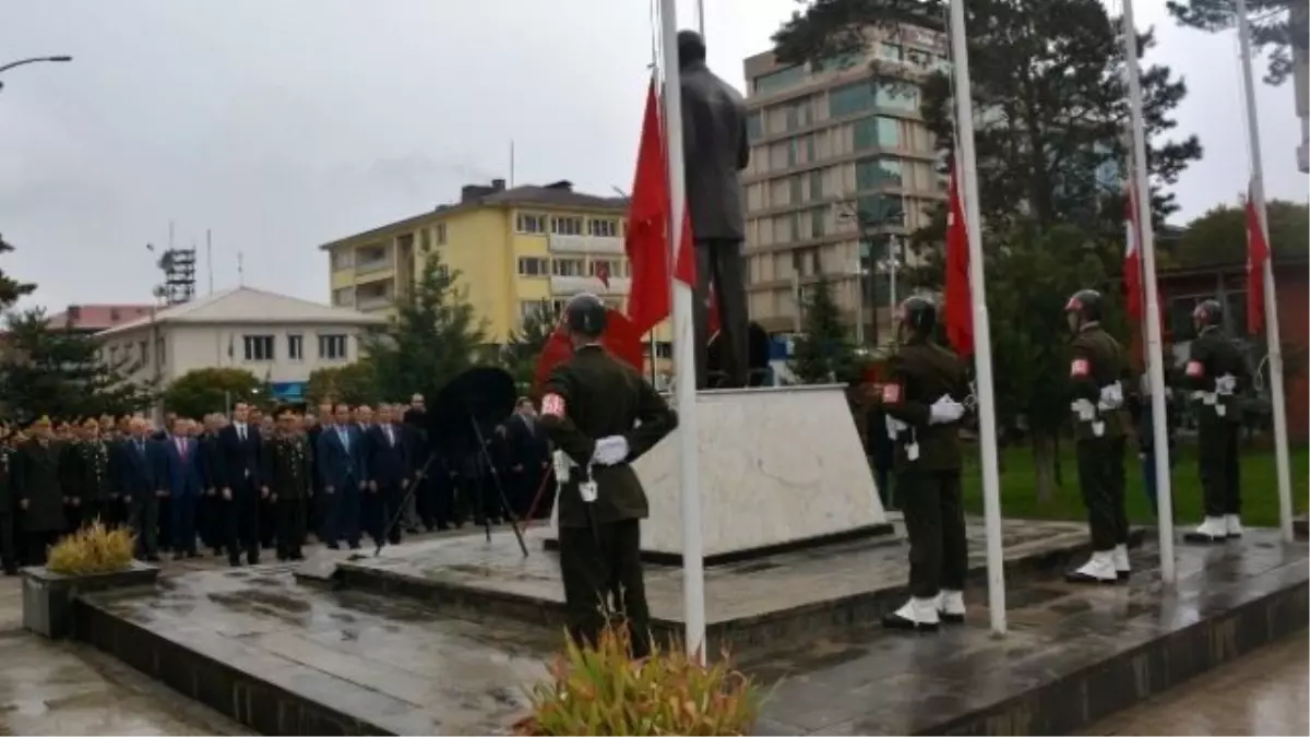 Atatürk Tatvan\'da Çelenk Sunma Töreniyle Anıldı