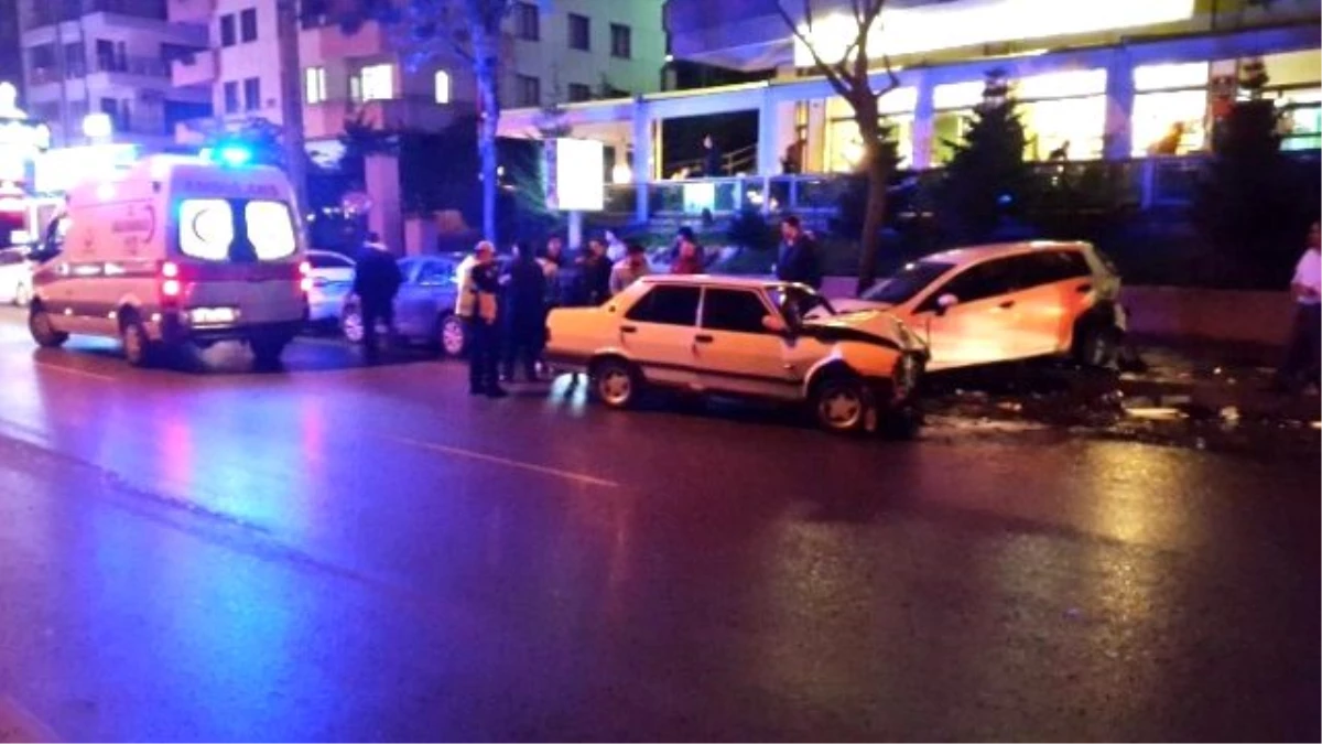 Trabzon\'da Kontrolden Çıkan Otomobil Park Halindeki 3 Araca Çarptı