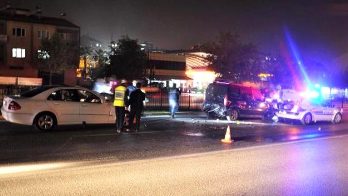 Yolu Açmaya Çalışan Polis Memuruna Hafif Ticari Araç Çarptı