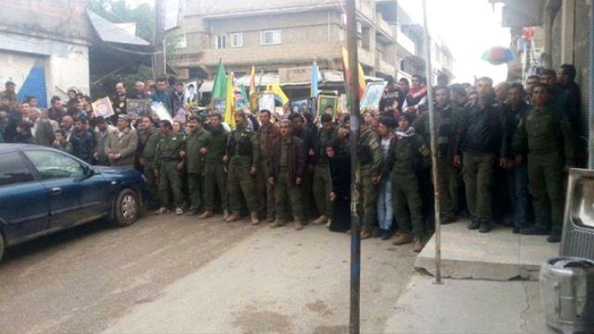 Yüzlerce Suriyeli Kürt, PYD'yi Protesto Etti