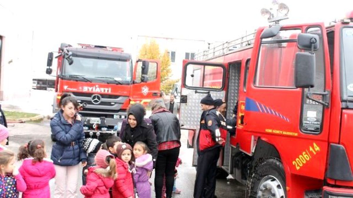 Afyonkarahisar\'da Minik Öğrenciler İtfaiyeyi Müdürlüğünü Gezdi