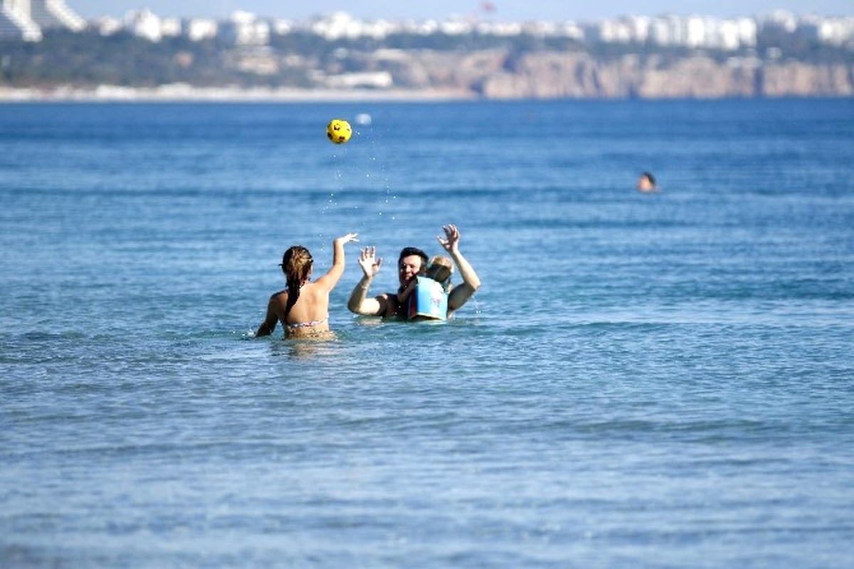 Antalya\'da Sahiller Yaz Günlerini Aratmıyor