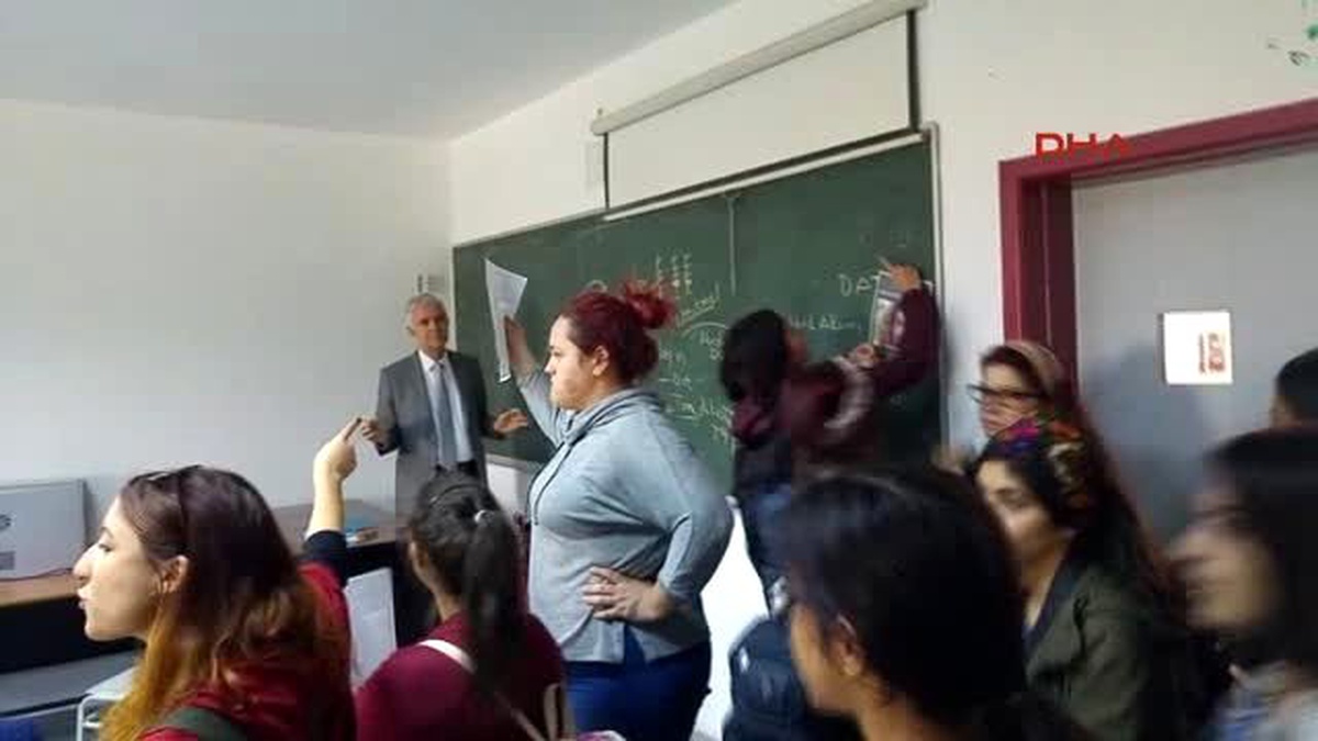 Antalya Üniversiteli Kız Öğrenciler \'Tacizci\' Öğrencinin Sınıfını Bastı
