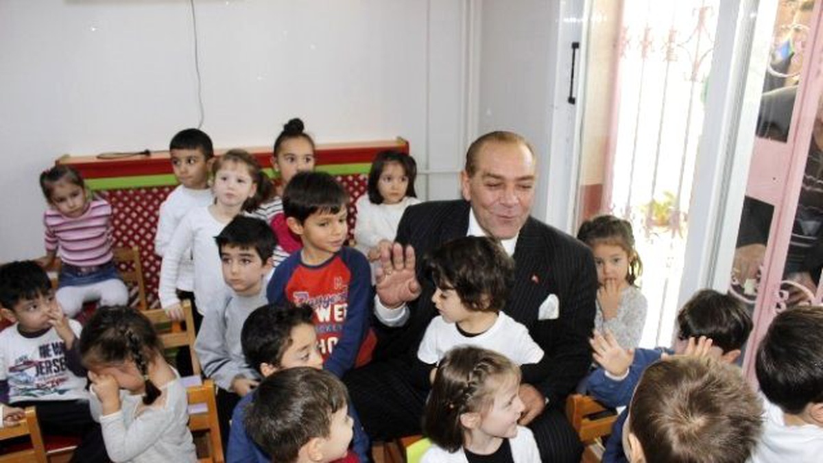 Atatürk\'e Benzeyen Göksel Kaya\'ya Miniklerden Yoğun İlgi