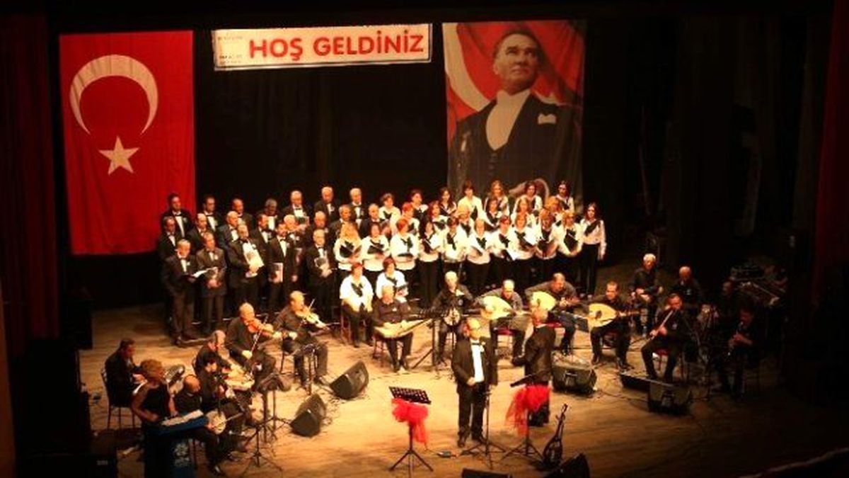 Atatürk Sevdiği Şarkılarla Anıldı