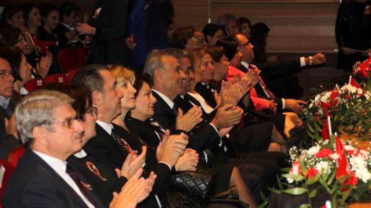 İzmir'de Atatürk Sevgisi Salona Sığmadı