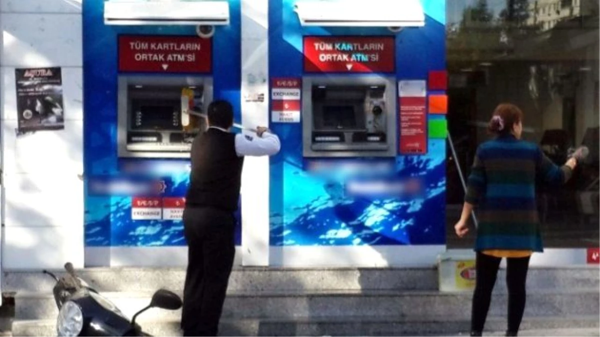 Bankaların ATM\'lerine İnsan Dışkısı Sürüldü