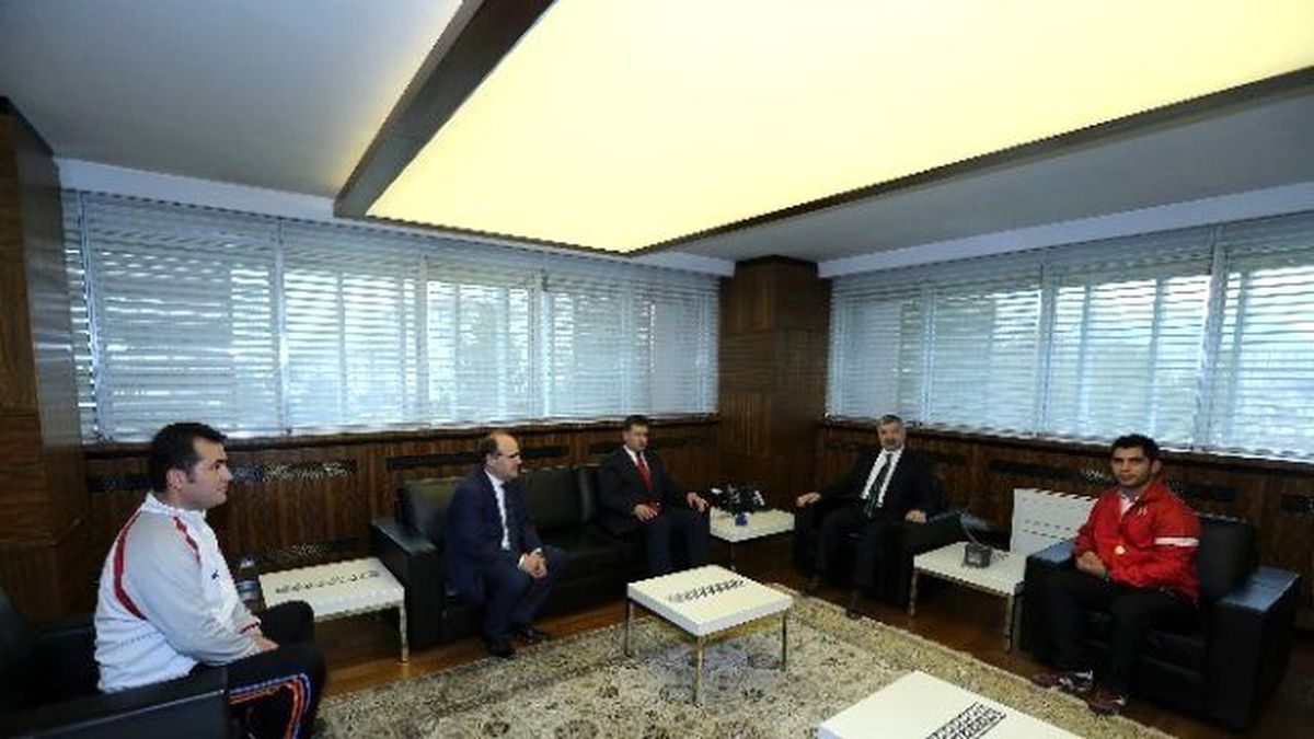 Başkan Çelik, Şampiyonu Ödüllendirdi, Yeni Tesis Sözü Verdi