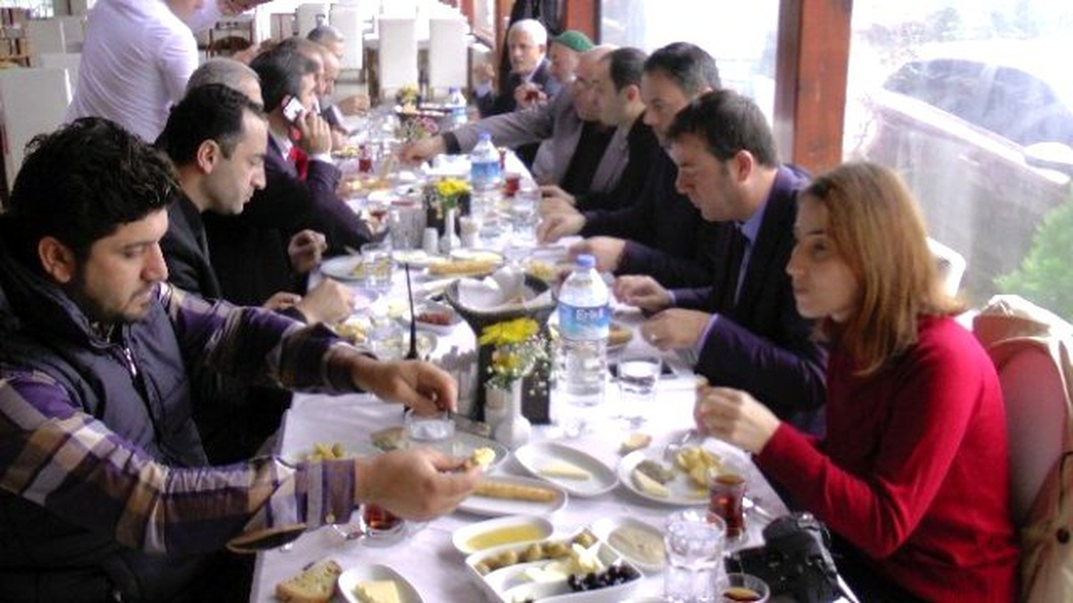 Başkan Yemenici Muhtarlarla Bir Araya Geldi
