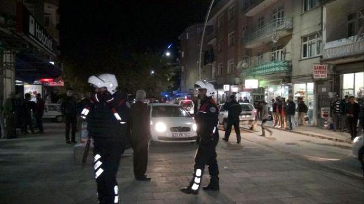 Bıçakla Kendini Yaraladı, Tüfekle Etrafına Rastgele Ateş Açtı