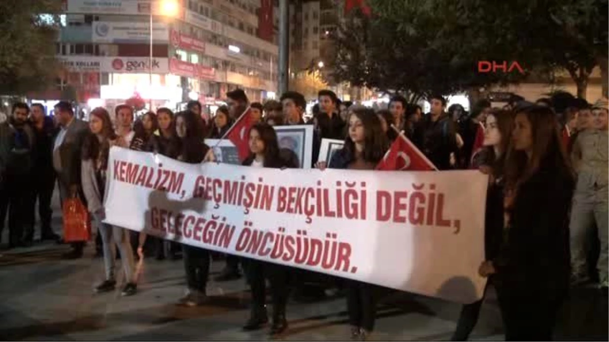 Denizli\'de Kemalist Liseliler Atatürk\'ü Yürüyüşle Andı