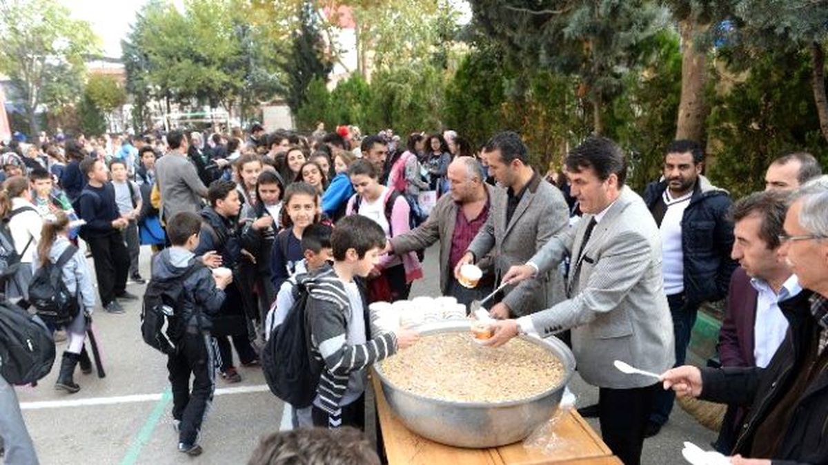 Dündar Aşure Dağıttı