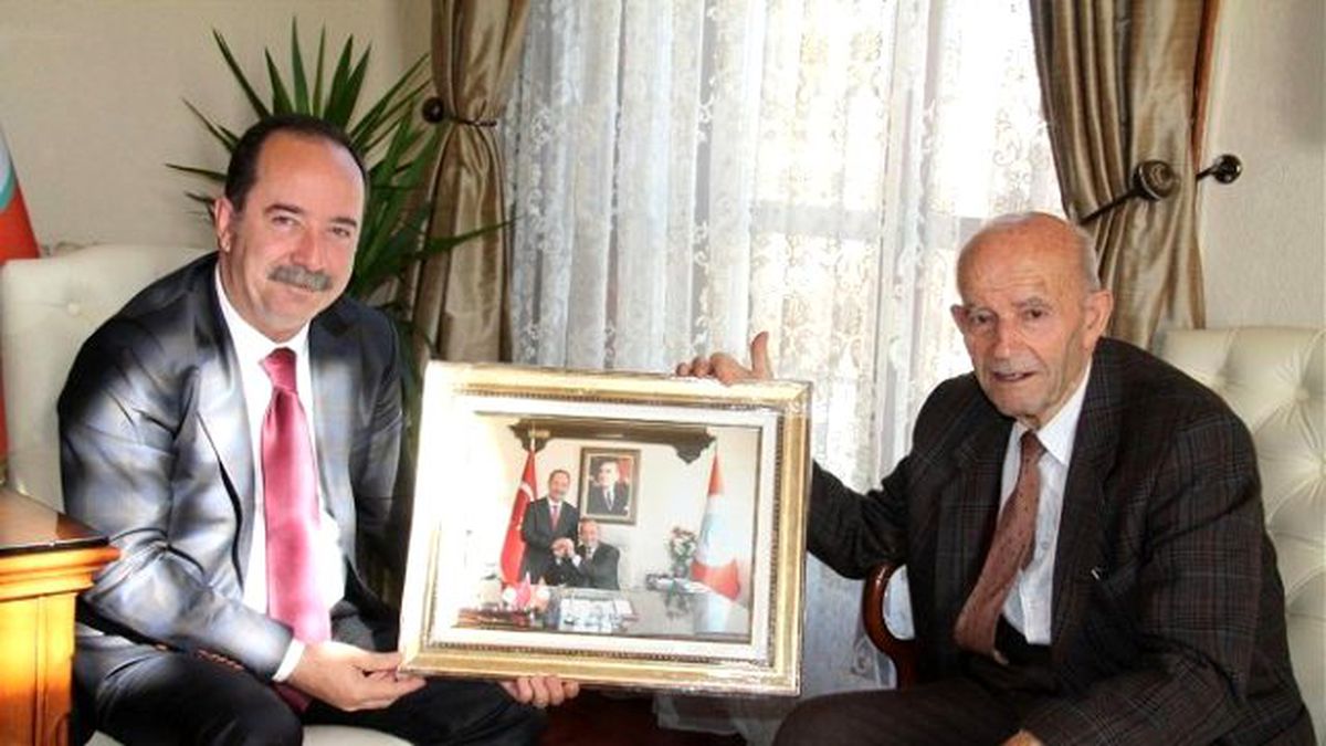 Edirne Belediye Başkanı Gürkan\'dan, Eski Dönem Belediye Başkanı Arman\'a Anlamlı Hediye
