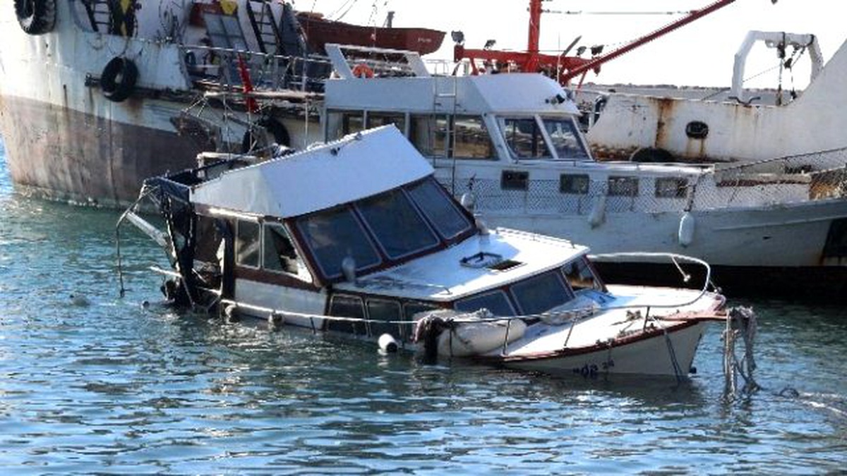 Ege Denizi\'nde Göçmenleri Taşıyan Tekne Battı: 14 Ölü (2)