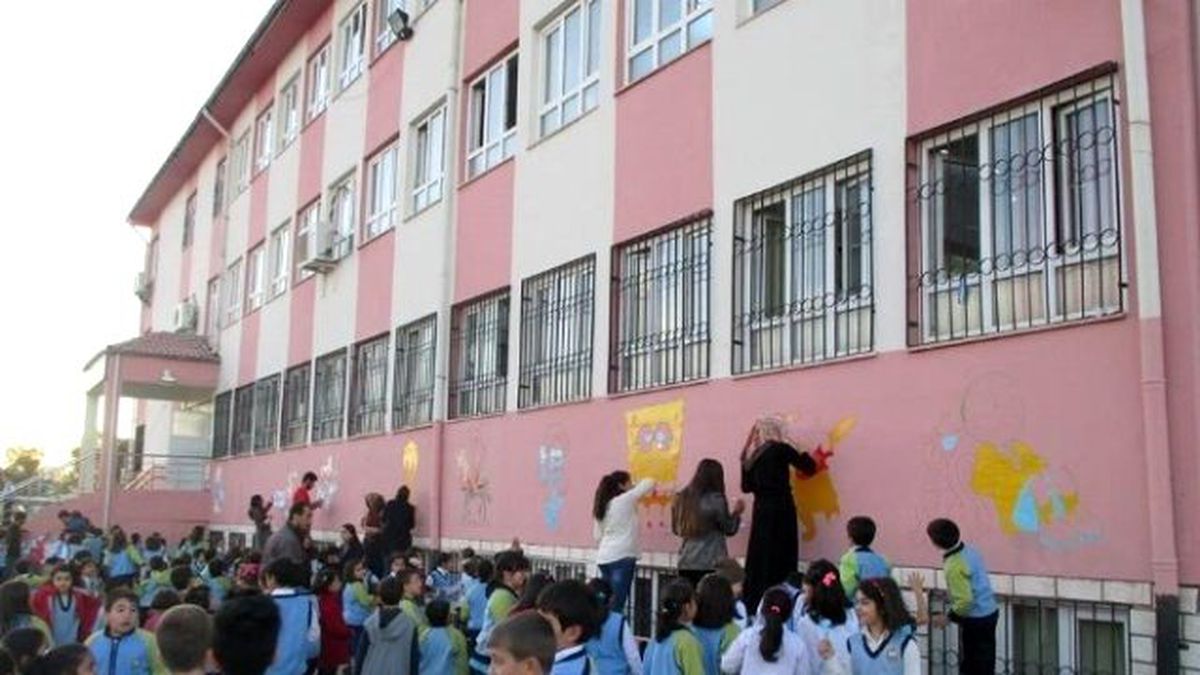 Elazığ\'da Eğitim Gönüllüleri, Çocuklarla Duvar Boyadı