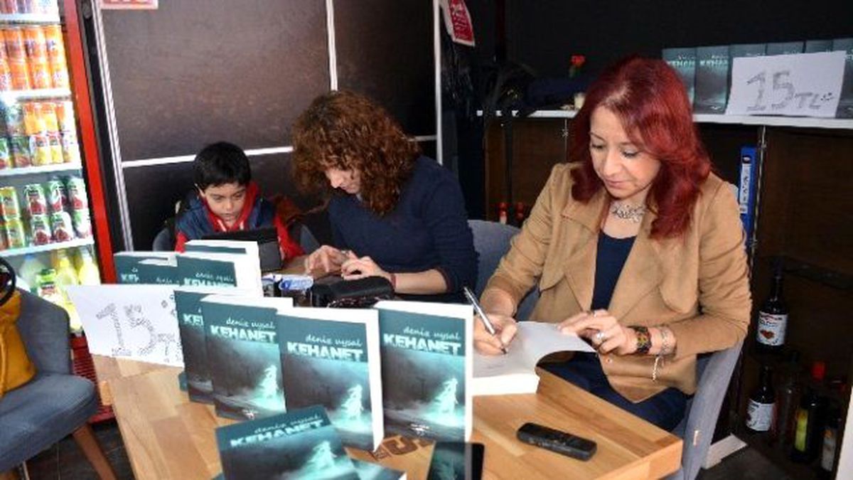 Emekli Eğitimci Uysal\'ın İmza Günü